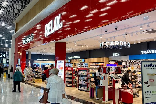 Cửa hàng Relay ở sân bay Pháp bán SIM du lịch