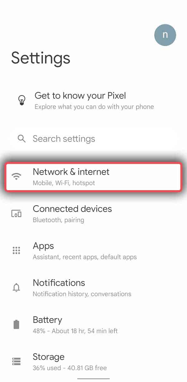 Bật kết nối WiFi, vào mục <strong>Settings</strong> >> <strong>Network & internet</strong>