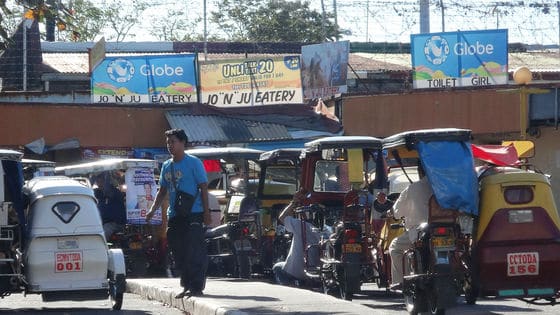 SIM Philippines của nhà mạng Globe và Smart bán khắp thành phố