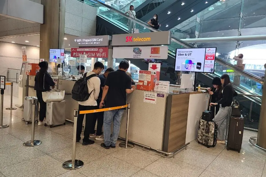 Mua SIM tại quầy SIM ở sân bay Incheon Hàn Quốc