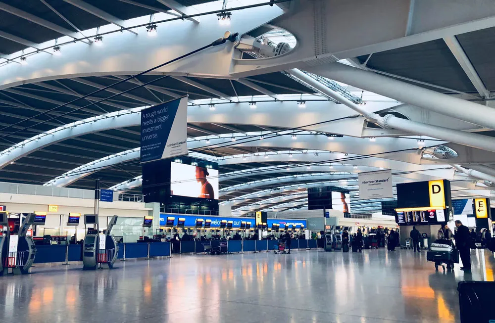 Sảnh đến sân bay Heathrow UK